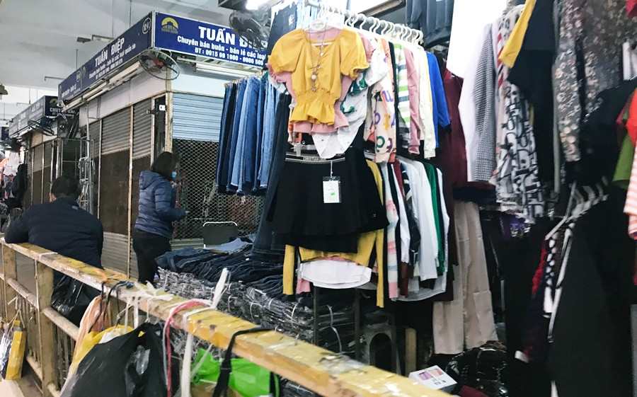 Theo các tiểu thương, nguyên nhân chính khiến lượng khách ở chợ Đồng Xuân sụt giảm, thưa vắng như hiện nay là do thời điểm vừa sau Tết Nguyên đán 2020 khách hàng vẫn đi chơi Xuân hoặc đi lễ chùa, cộng thêm bệnh dịch nCoV mới bùng phát, khách hàng lo sợ lây nhiễm trước diễn biến phức tạp.