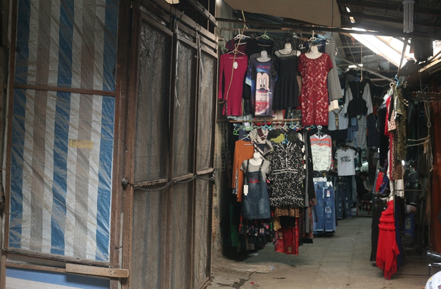 Khi được PV hỏi về tình hình kinh doanh những ngày qua, một số thương khác ở chợ Ngã Tư Sở tỏ ra ngán ngẩm, cười trừ, lắc đầu rồi kêu to hai chữ: "Rõ chán".