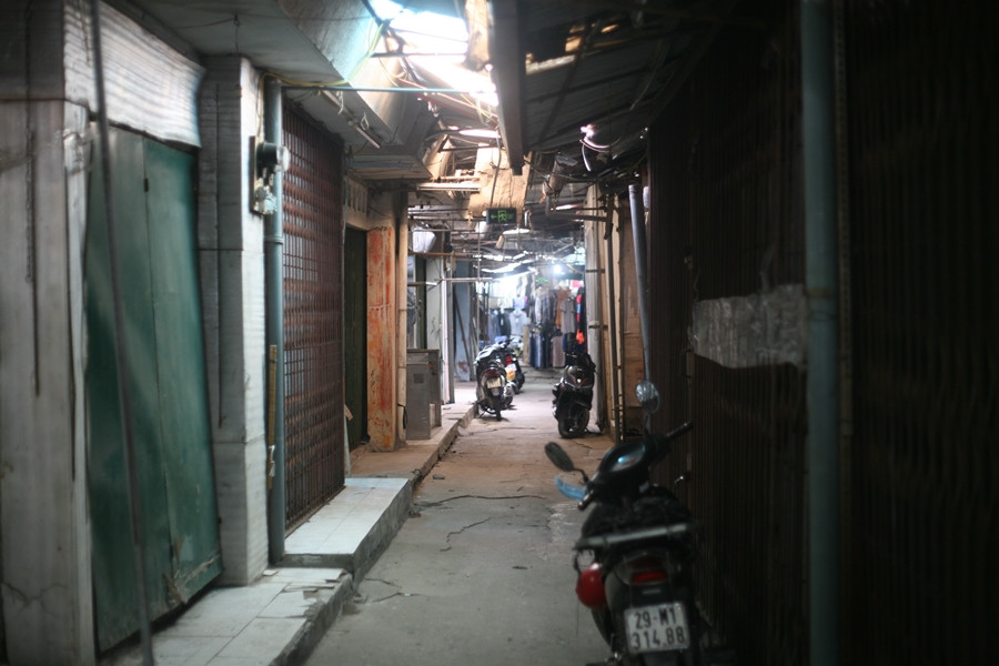 Đáng chú ý, là do lượng khách quá vắng nên hàng loạt ki-ốt buôn bán ở chợ Ngã Tư Sở đang tạm thời đóng cửa.