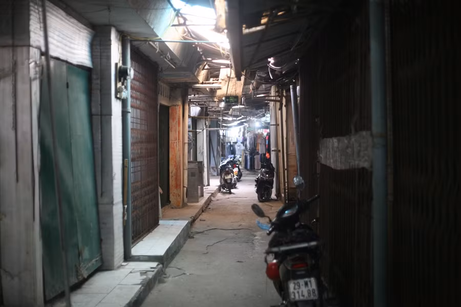 Đáng chú ý, là do lượng khách quá vắng nên hàng loạt ki-ốt buôn bán ở chợ Ngã Tư Sở đang tạm thời đóng cửa.