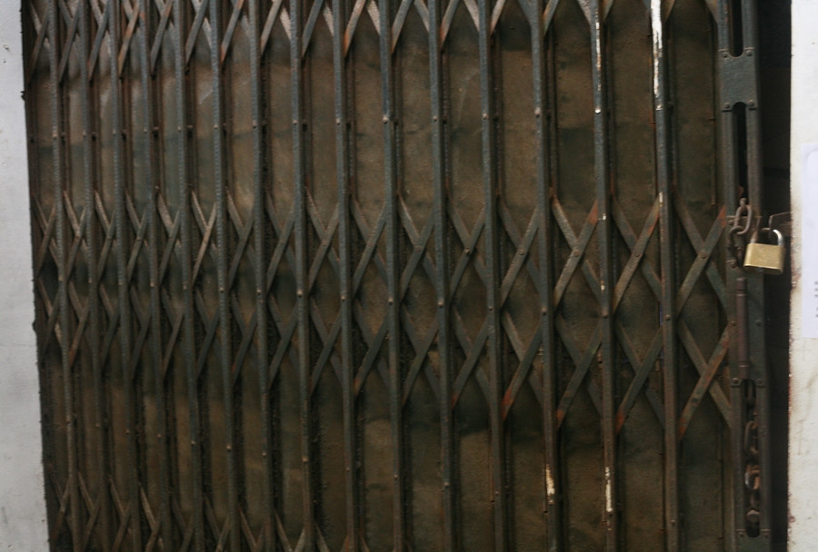 Nhiều ki-ốt "đóng cửa, cài then".