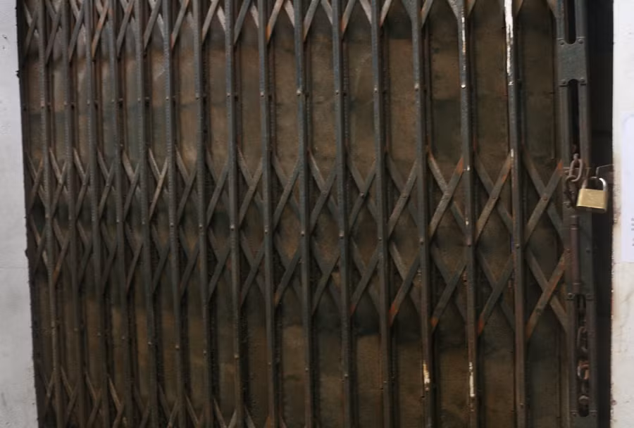 Nhiều ki-ốt "đóng cửa, cài then".