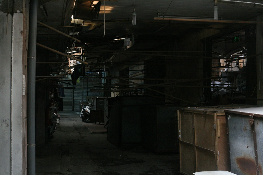 Khác hẳn so với khung cảnh đường phố Thủ đô tấp nập, nhộn nhịp bên ngoài, thì bên trong chợ Ngã Tư Sở lại đóng cửa, ảm đạm lạ thường.