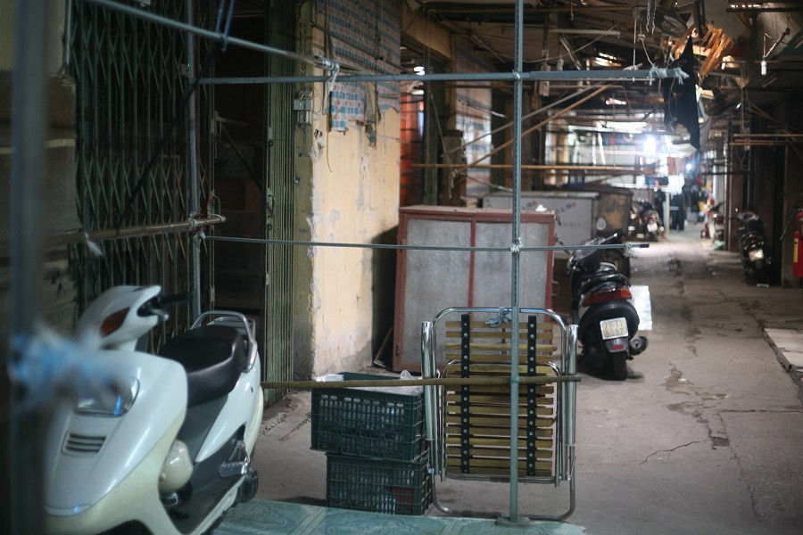 Một dãy dài ki-ốt khác bên trong chợ Ngã Tư Sở vẫn đóng cửa im lìm.