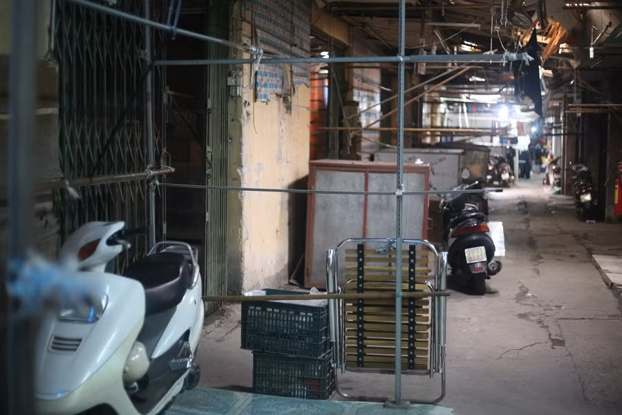 Một dãy dài ki-ốt khác bên trong chợ Ngã Tư Sở vẫn đóng cửa im lìm.