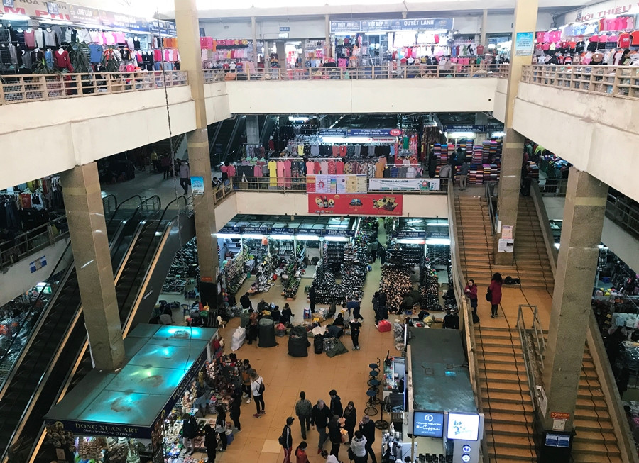 Tuy nhiên, những ngày qua, do ảnh hưởng của dịch bệnh viêm đường hô hấp cấp Covid-19 (nCoV), nên lượng khách đến chợ chợ Đồng Xuân cũng trở nên thưa vắng, ảm đạm lạ thường.