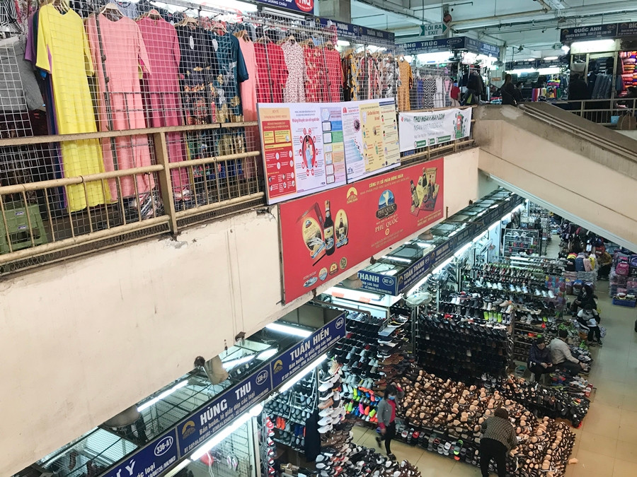Khu vực bán buôn, bán lẻ giày dép, quần áo, bán vải, túi xách, đồ điện tử… bên trong chợ Đồng Xuân cũng đều vắng khách.