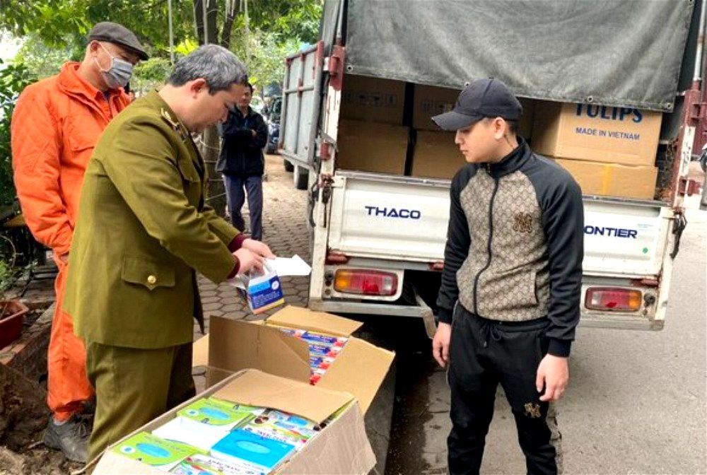 Giua tam dich Covid-19, cong ty Viet Han san xuat khau trang gia, bi xu the nao?-Hinh-3