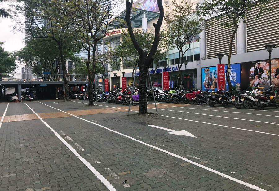 Bãi xe ngoài trời cũng chẳng quá đông tại Trung tâm chiếu phim Quốc gia.