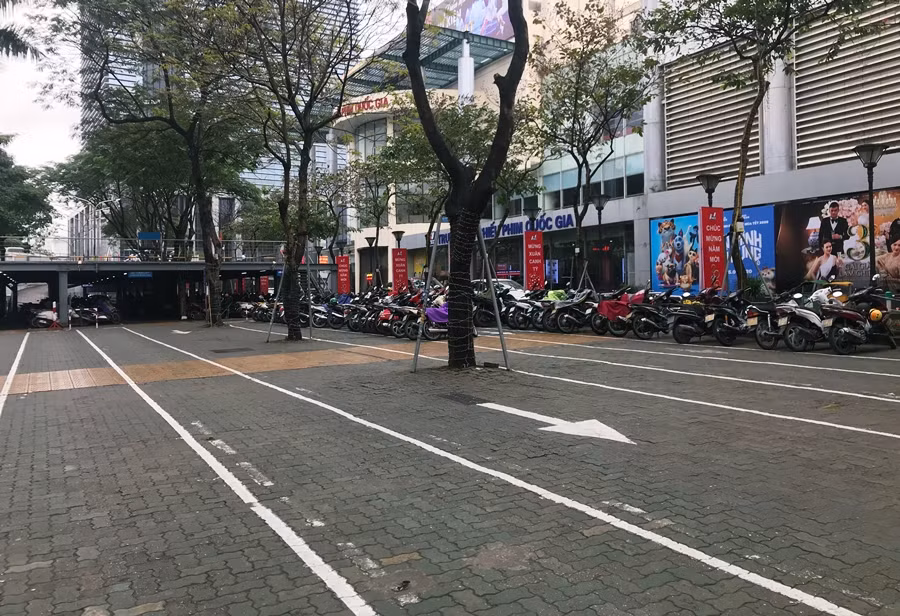 Bãi xe ngoài trời cũng chẳng quá đông tại Trung tâm chiếu phim Quốc gia.