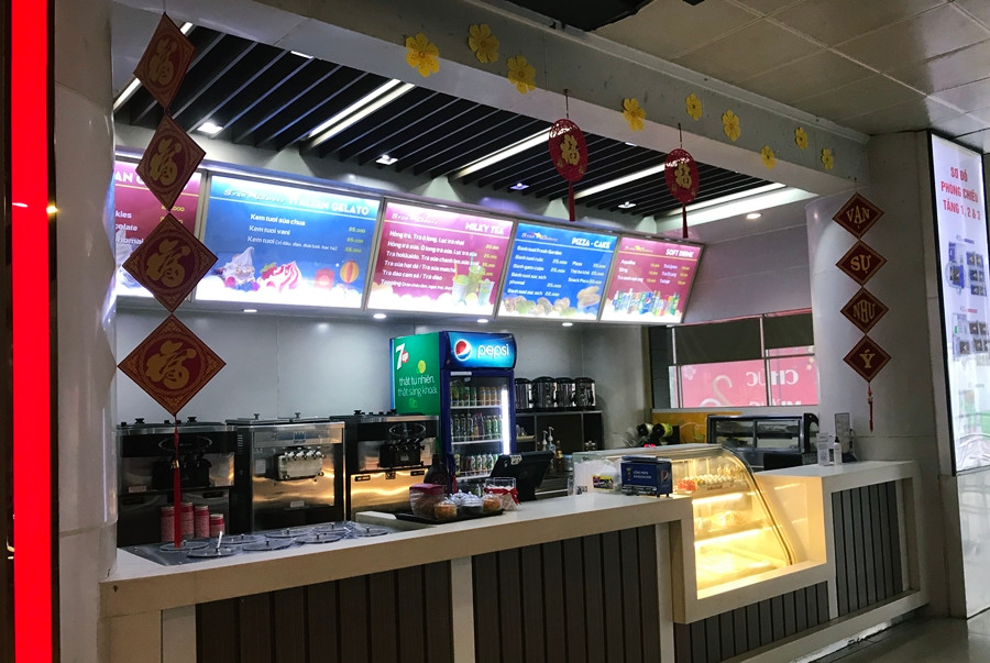 Trong khi đó, ở một số quầy phục vụ ăn uống nhân viên rất "nhàn rỗi", thậm chí là rời quầy vì ít khách hàng.