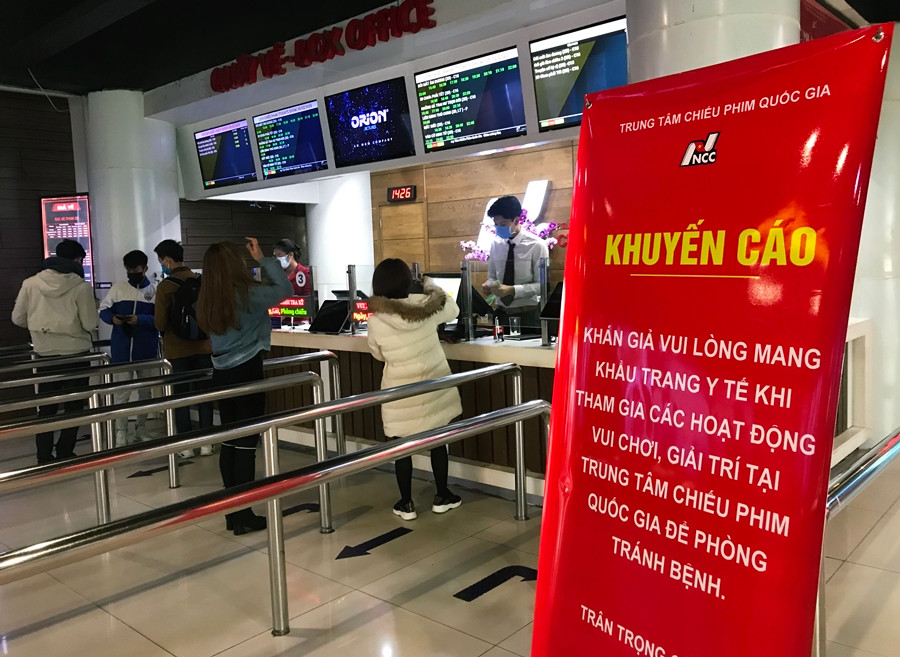 Các biển khuyến cáo người dân phòng tránh dịch bệnh được đặt ở nhiều nơi tại Trung tâm chiếu phim Quốc gia.