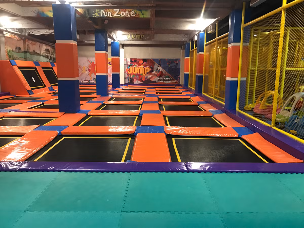 Khu vực vui chơi bên trong Trung tâm chiếu phim Quốc gia gần như trống vắng.