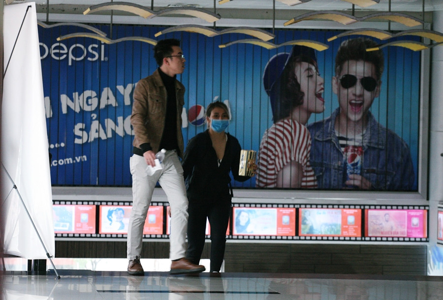 Phải rất lâu mới có một vài "cặp uyên ương" dắt tay nhau đến Trung tâm chiếu phim Quốc gia để thưởng thức các bộ phim bom tấn vào chiều ngày 5/2. Tuy nhiên, theo quan sát của PV thì lượng khán giả này cũng không đáng kể.