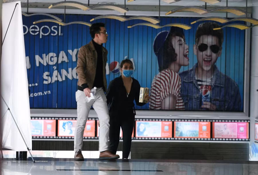 Phải rất lâu mới có một vài "cặp uyên ương" dắt tay nhau đến Trung tâm chiếu phim Quốc gia để thưởng thức các bộ phim bom tấn vào chiều ngày 5/2. Tuy nhiên, theo quan sát của PV thì lượng khán giả này cũng không đáng kể.