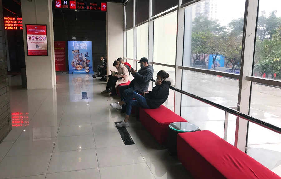 Ghế chờ trước cửa các phòng chiếu phim thưa thớt khán giả. Mặc dù ít khán giả nhưng hầu hết những người đến đây xem phim không quên việc đeo khẩu trang phòng lây nhiễm virus corona.
