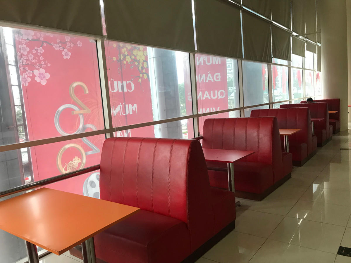 Hàng dài ghế ngồi chờ trống vắng khán giả.