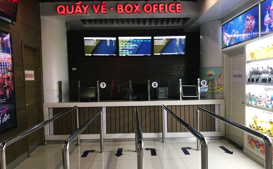 Quầy bán vé số 7,8,9 ở Trung tâm chiếu phim Quốc gia gần như không có nhân viên do lượng khán giả vắng vẻ.