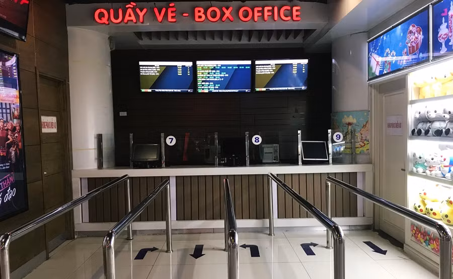 Quầy bán vé số 7,8,9 ở Trung tâm chiếu phim Quốc gia gần như không có nhân viên do lượng khán giả vắng vẻ.