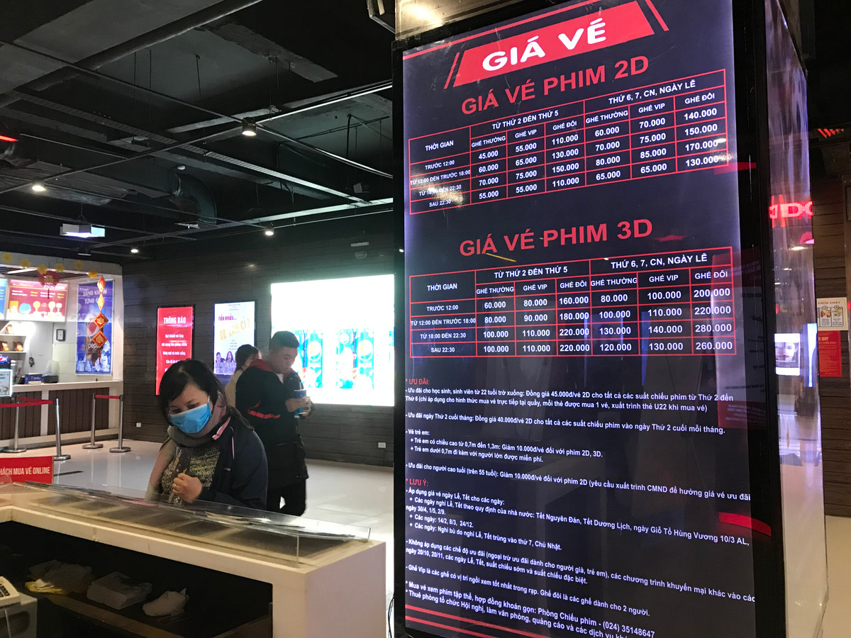 Khu vực phục vụ vé online cho khán giả cũng chỉ lác đác vài người.