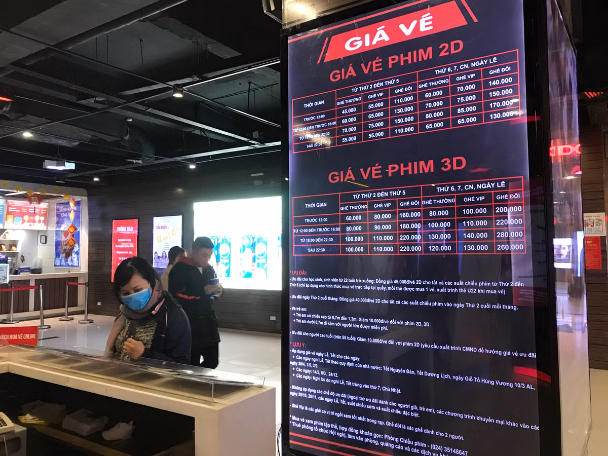 Khu vực phục vụ vé online cho khán giả cũng chỉ lác đác vài người.