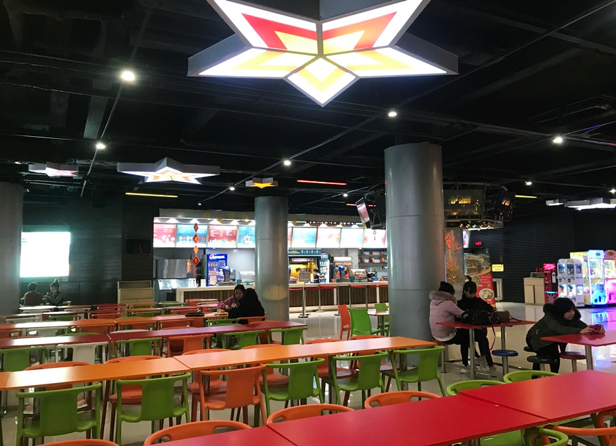 Khu vực ăn uống tại tầng 2 của Trung tâm chiếu phim Quốc gia chỉ lác đác vài vị khách ngồi cùng nhau.