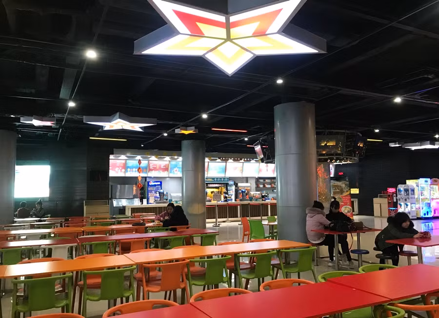 Khu vực ăn uống tại tầng 2 của Trung tâm chiếu phim Quốc gia chỉ lác đác vài vị khách ngồi cùng nhau.