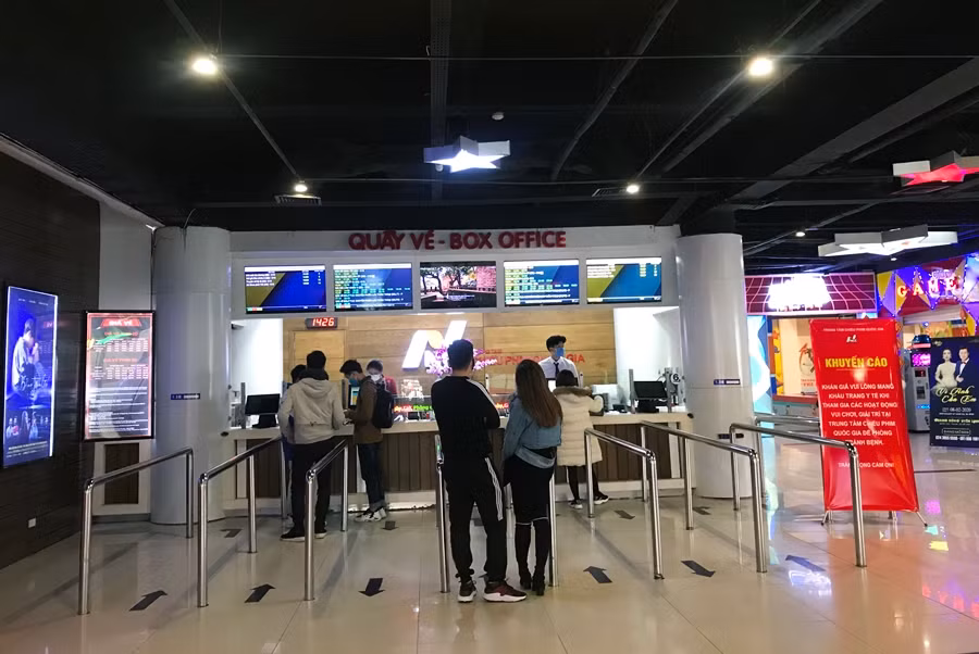 Ghi nhận của PV Kiến Thức chiều ngày 5/2, trước diễn biến phức tạp của dịch bệnh viêm phổi cấp do virus corona thì tại Trung tâm chiếu phim Quốc gia (Hà Nội) lượng khán giả đổ về đây để xem các bộ phim bom tấn đang được trình chiếu theo các khung giờ rất thưa vắng.