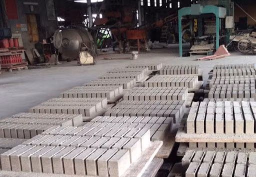 Tiếp tục xác minh một số bạn bè của Tuấn, các trinh sát nắm được nguồn tin hắn đang ẩn náu tại nhà ông Phan Ngọc Phong (SN 1965), ở thôn 6B, xã EaPal, huyện EaKa, tỉnh Đắk Lắk. Lập tức một tổ công tác lên đường tiếp cận, thăm dò nhà ông Phong, chập choạng tối 29/5, các trinh sát bất ngờ ập vào một xưởng sản xuất gạch vây bắt nghi phạm. (Ảnh minh họa, nguồn internet) 