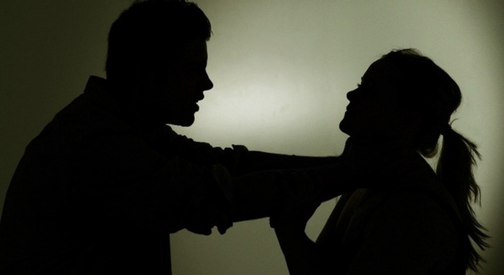 Qua đấu tranh khai thác, Tuấn khai nhận trong lúc dự tiệc cưới của người anh ruột là Trần Quốc Toàn vào ngày 3/5, hắn nhìn thấy chị Từ Thị Sương đeo hai chiếc nhẫn vàng nên mưu tính cướp đoạt để bán lấy tiền tiêu xài, nhưng chưa có cơ hội ra tay. Mãi đến 22h ngày 8/5, tình cờ Tuấn gặp chị Sương dắt xe đạp trên đường liên xã La Hai - Xuân Phước, nên đã đón đầu, tung quả đấm vào mặt, quật ngã nạn nhân bên lề đường rồi dùng tay bóp cổ chị Sương ngất xỉu. (Ảnh minh họa, nguồn internet)