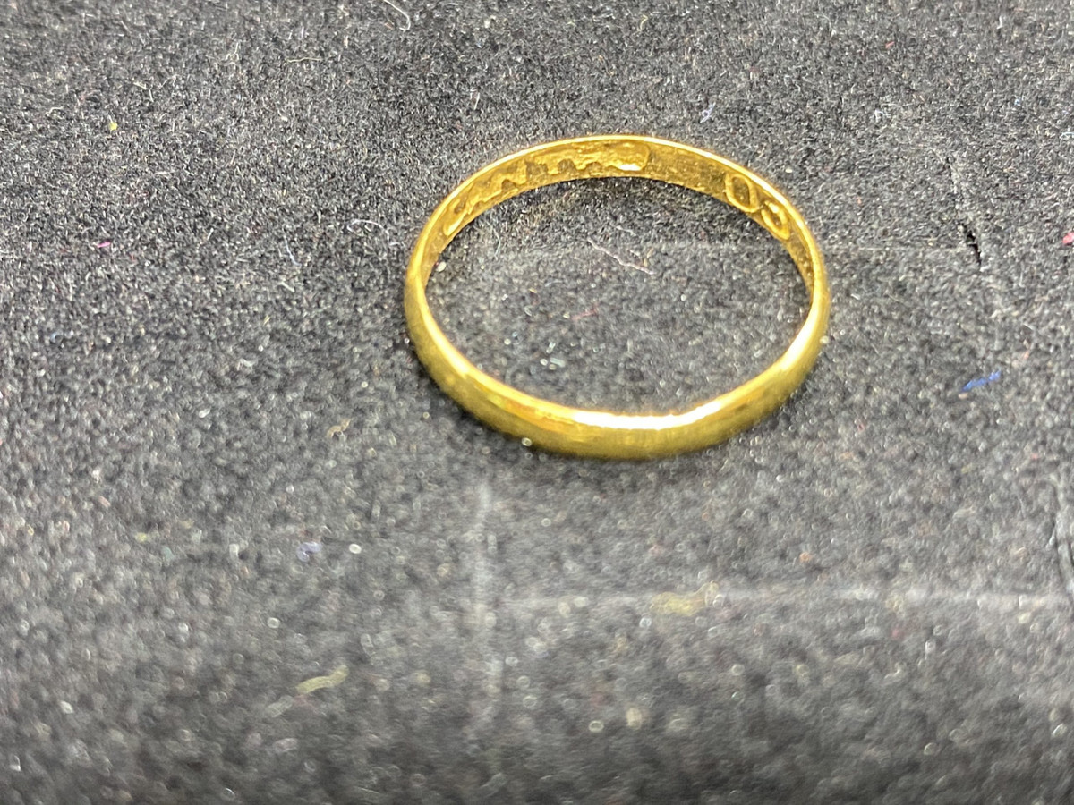 Thêm một chi tiết đáng lưu ý là hai chiếc nhẫn vàng trên tay của nạn nhân đã bị tháo mất. Nhận định đây là vụ giết người để cướp tài sản, nên các trinh sát hình sự, điều tra viên được lệnh khoanh vùng, rà soát mối quan hệ sinh hoạt của các đối tượng hình sự, thanh niên không có nghề nghiệp ổn định ở xã Xuân Quang 3, Xuân Quang 2, Xuân Phước vào thời điểm trước, trong và sau khi xảy ra vụ án. (Ảnh minh họa, nguồn internet)