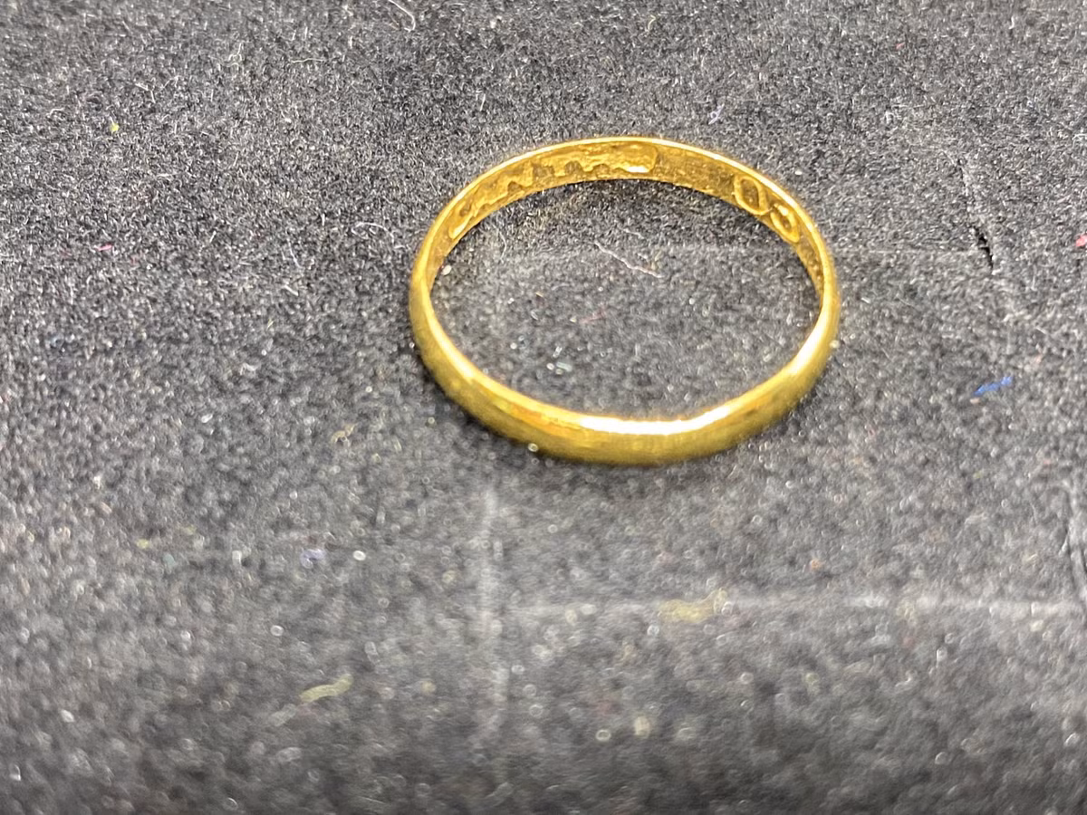 Thêm một chi tiết đáng lưu ý là hai chiếc nhẫn vàng trên tay của nạn nhân đã bị tháo mất. Nhận định đây là vụ giết người để cướp tài sản, nên các trinh sát hình sự, điều tra viên được lệnh khoanh vùng, rà soát mối quan hệ sinh hoạt của các đối tượng hình sự, thanh niên không có nghề nghiệp ổn định ở xã Xuân Quang 3, Xuân Quang 2, Xuân Phước vào thời điểm trước, trong và sau khi xảy ra vụ án. (Ảnh minh họa, nguồn internet)