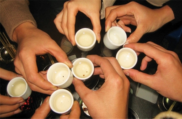 Một nguồn tin cho hay, chiều 7/5 Tuấn ngồi nhậu với một số thanh niên ở Xuân Quang 3 và thị trấn La Hai, nhưng đến nửa đêm hôm đó hắn đã "chuồn" khỏi địa phương. Tiếp tục mở rộng điều tra đã xác định chiếc mũ diềm thu được tại hiện trường vụ án là chiếc mũ của Tuấn. Thông qua nguồn tin của người dân và Công an xã Xuân Quang 3 cung cấp, trinh sát được biết Tuấn có người anh trai là Trần Quốc Toản đang nuôi tôm cá lồng bè ở Vũng Ngáng, Khánh Hòa. Trong thời gian làm thuê ở Vũng Ngáng, Tuấn đã đánh nhau với một ngư dân, nên phải trốn khỏi đảo. (Ảnh minh họa, nguồn internet)