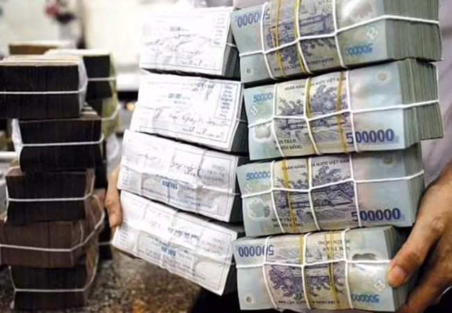 "Tiểu thư Việt kiều" giải thích sở dĩ vài tháng qua không liên lạc là do bố đẻ biết chuyện con gái chia tay với người yêu nên sốc và qua đời. Thường tự viết "di chúc của bố" gửi cho anh K., trong đó ghi nội dung: "Vì biết Ngọc Minh đổ vỡ tình cảm nên sức khỏe giảm sút, linh cảm xấu nên nhờ anh K. thay tôi chăm con". Trinh sát kể, vị đại gia sau khi đọc "di chúc" rồi nghe Thường "kể khổ" đã day dứt và "nối lại tình xưa", giúp đỡ nhiệt tình hơn trước. Ban chuyên án xác định, giai đoạn hai của vụ lừa đảo diễn ra từ tháng 2/2020 đến tháng 4/2022. Với chiêu thức cũ mượn tiền đầu tư dự án, trả nợ đối tác..., Ngọc Minh đã lừa thêm 10 tỷ đồng. (Ảnh minh họa, nguồn Internet)