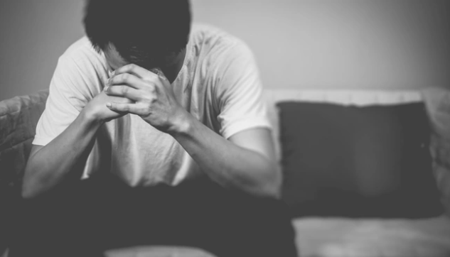 Những lần chuyển khoản, Thường yêu cầu anh K. phải ghi nội dung "tặng cho Ngọc Minh". Thường còn bịa ra lý do là do gia đình Ngọc Minh sợ con để nhiều tiền trong tài khoản sẽ bị bắt cóc tống tiền nên giao cho "chị nuôi" giữ tiền để lo chi tiêu sinh hoạt... Giữa năm 2020, người thân biết anh K. đang có mối quan hệ mờ ám nên khuyên can. Điều tra viên cho hay, vị đại gia sau đó tỉnh ngộ, cắt đứt liên lạc. Thường biết chuyện cũng bặt vô âm tín, sau vài tháng quay lại nói chuyện với anh K. bằng "chiến thuật" mới, đánh vào lòng trắc ẩn. (Ảnh minh họa, nguồn Internet)