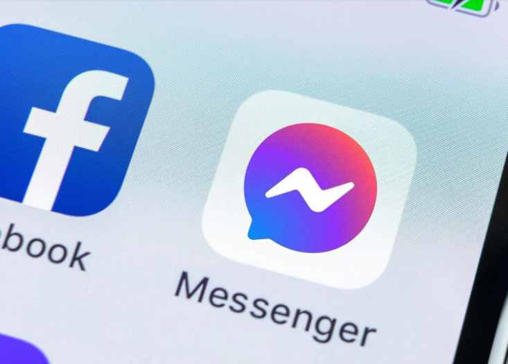 Hai người từ chỗ mỗi ngày nhắn tin, gọi điện chuyện vài phút đã tăng lên hàng tiếng rồi nhận lời yêu qua mạng. Khi "con mồi" dần sa vào bẫy, Thường tạo nhiều tài khoản mạng xã hội, đóng vai họ hàng của Facebook Ngọc Minh tâm sự với anh K.. Những tháng đầu, Thường và các tài khoản giả không đề cập đến tiền bạc, chỉ trao đổi cuộc sống, tình cảm... Vị đại gia đôi lần đề nghị muốn nói chuyện video để xem mặt song Thường nói "chưa sẵn sàng, muốn tạo bất ngờ khi gặp trực tiếp". (Ảnh minh họa)