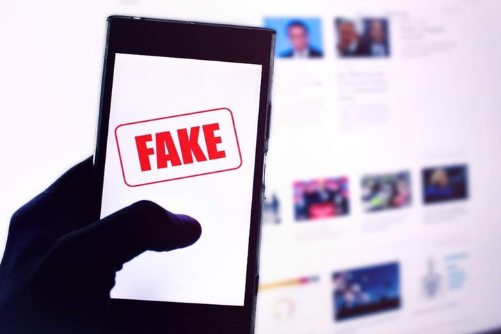 Thường lập Facebook giả tên Ngọc Minh, lấy ảnh đại diện là cô gái trẻ đẹp, thường xuyên đăng ảnh "check- in" ở những nơi sang trọng. Thường khoe gia đình giàu có, bố mẹ kinh doanh vận tải tàu biển. Bết anh Khanh đang ly thân, Thường hàng ngày hỏi thăm, an ủi. Sau vài tuần, Thường bắt đầu "tấn công" để chiếm lòng tin. Thấy anh K. hay đi làm từ thiện, Thường nói muốn hỗ trợ, nhưng công việc bận rộn chưa có dịp. Thường xin số tài khoản, chuyển cho anh K. 50 triệu đồng nhờ giúp "những mảnh đời bất hạnh". (Ảnh minh họa)