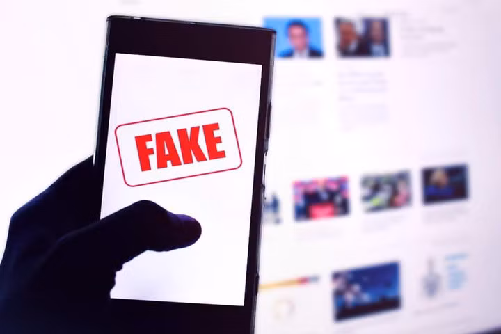 Thường lập Facebook giả tên Ngọc Minh, lấy ảnh đại diện là cô gái trẻ đẹp, thường xuyên đăng ảnh "check- in" ở những nơi sang trọng. Thường khoe gia đình giàu có, bố mẹ kinh doanh vận tải tàu biển. Bết anh Khanh đang ly thân, Thường hàng ngày hỏi thăm, an ủi. Sau vài tuần, Thường bắt đầu "tấn công" để chiếm lòng tin. Thấy anh K. hay đi làm từ thiện, Thường nói muốn hỗ trợ, nhưng công việc bận rộn chưa có dịp. Thường xin số tài khoản, chuyển cho anh K. 50 triệu đồng nhờ giúp "những mảnh đời bất hạnh". (Ảnh minh họa)