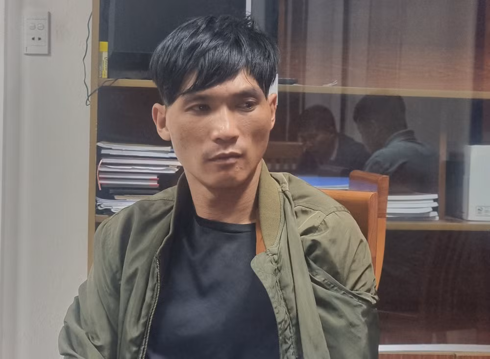  Thiếu tiền tiêu xài, cháu rủ cậu đi cướp giật: Do thiếu tiền tiêu xài, Nguyễn Chí Cường (30 tuổi, trú tại thị trấn Nam Ban, huyện Lâm Hà, tỉnh Lâm Đồng) đã rủ cậu ruột là Nguyễn Văn Chính (44 tuổi) đi cướp giật tài sản thì bị lực lượng Công an bắt giữ. Điều tra mở rộng, Công an thành phố Đà Lạt phát hiện, trước đó vào ngày 20/10/2023, Nguyễn Chí Cường còn cùng em họ là Nguyễn Văn Hải (24 tuổi, ngụ tại TP Kon Tum, tỉnh Kon Tum) thực hiện một vụ cướp giật khác trên đường Trần Hưng Đạo, phường 10, thành phố Đà Lạt. 