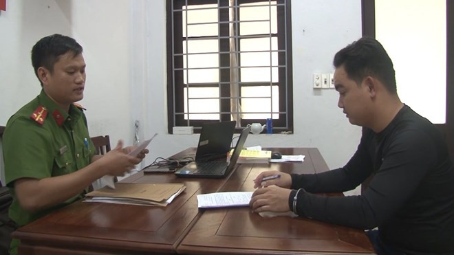  Lừa đảo chạy án để lấy 110 triệu đồng tiêu xài: Đào Duy Thạnh (SN 1993, Thừa Thiên Huế) biết được người thân của chị Trần Thị M. (SN 2000, trú tại phường Phú Thượng, TP Huế) bị cơ quan công an bắt tạm giam về hành vi tàng trữ trái phép chất ma túy. Do không có tiền tiêu xài nên Thạnh đặt vấn đề với chị M. là Thạnh có mối quan hệ với công an, viện kiểm sát sẽ xin cho người thân chị M. ra trại sớm. Bằng thủ đoạn này, ngày 8/6/2023, Thạnh yêu cầu chị M. chuyển 80 triệu đồng. Ngày 4/7/2023, Thạnh tiếp tục yêu cầu chị M. chuyển thêm 30 triệu đồng. Tất cả số tiền trên, Thạnh mang đi tiêu xài cá nhân. Ngày 3/11/2023, Công an TP Huế đã khởi tố, bắt tạm giam Thạch. 