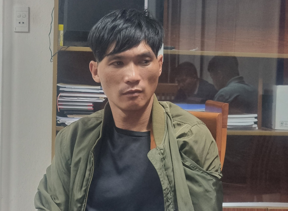  Thiếu tiền tiêu xài, cháu rủ cậu đi cướp giật: Do thiếu tiền tiêu xài, Nguyễn Chí Cường (30 tuổi, trú tại thị trấn Nam Ban, huyện Lâm Hà, tỉnh Lâm Đồng) đã rủ cậu ruột là Nguyễn Văn Chính (44 tuổi) đi cướp giật tài sản thì bị lực lượng Công an bắt giữ. Điều tra mở rộng, Công an thành phố Đà Lạt phát hiện, trước đó vào ngày 20/10/2023, Nguyễn Chí Cường còn cùng em họ là Nguyễn Văn Hải (24 tuổi, ngụ tại TP Kon Tum, tỉnh Kon Tum) thực hiện một vụ cướp giật khác trên đường Trần Hưng Đạo, phường 10, thành phố Đà Lạt. 