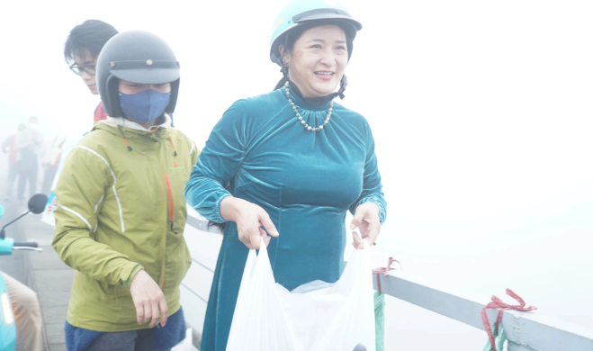 Niềm hân hoan, rạng rỡ trên gương mặt những người dân thành tâm tiễn ông Táo về trời trong tiết trời mù sương. (Ảnh Sức Khỏe và Đời Sống)