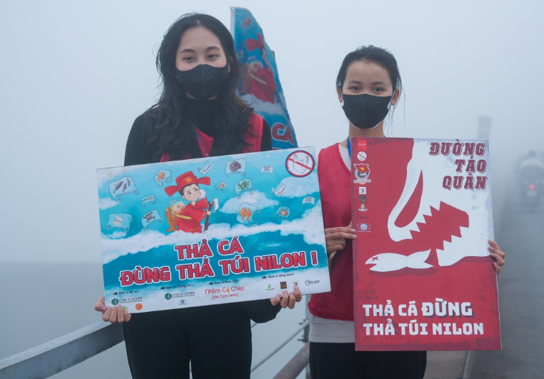 Rất nhiều tình nguyện viên thu gom túi nilon với khẩu hiệu "thả cá đừng thả túi nilon". (Ảnh VOV) 