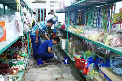 Sau những tiếng gọi không có hồi đáp, mọi người phát hiện một bên cửa quán khép hờ. Khi cánh cửa được đẩy ra, một cảnh tượng hãi hùng hiện ra trước mắt những người chứng kiến. Thi thể bà Lan nằm bất động trên vũng máu dưới nền nhà, đồ đạc bên trong quán có dấu hiệu bị xáo trộn. Thông tin bà Lan bị sát hại một cách dã man nhanh chóng lan truyền, khiến người dân địa phương hoang mang cực độ. (Ảnh minh họa, nguồn internet)