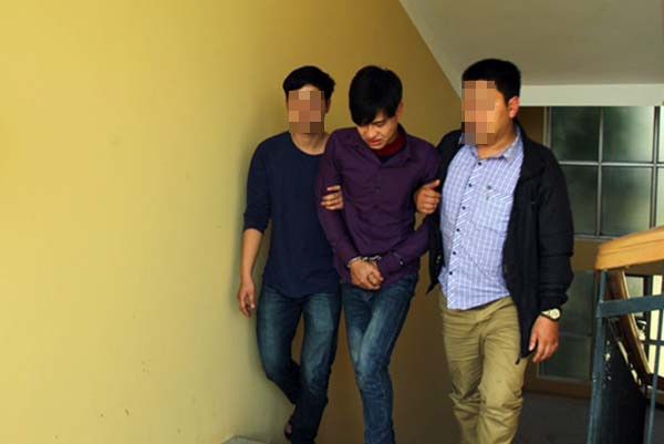 Trong lúc nạn nhân đang lúi húi lấy đồ, Vương bất ngờ tấn công khiến bà Lan nằm bất tỉnh dưới nền nhà. Lục lọi đồ đạc, Vương lấy đi số tiền 200 ngàn đồng, kèm chiếc điện thoại. Khi chuẩn bị rời khỏi hiện trường, lo sợ nạn nhân tỉnh dậy sự việc sẽ bại lộ, Vương đã dùng dao nhọn cứa liên tiếp vào cổ khiến bà Lan tử vong tại chỗ.