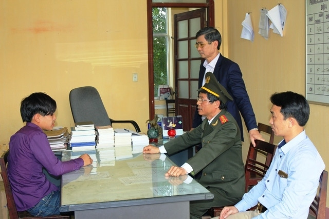 Tại cơ quan điều tra, trước nhiều bằng chứng không thể chối cãi, Vương đã cúi đầu thừa nhận hành vi phạm tội. Vương khai, do thiếu tiền tiêu xài, biết bà Lan sinh sống một mình nên đã lên kế hoạch cướp tài sản. Khoảng 19h30' ngày 3/2, Vương đi xe đạp từ nhà đến quán tạp hóa của nạn nhân. Bà Lan nhận thấy Vương là khách quen nên đã mở cửa bán hàng.