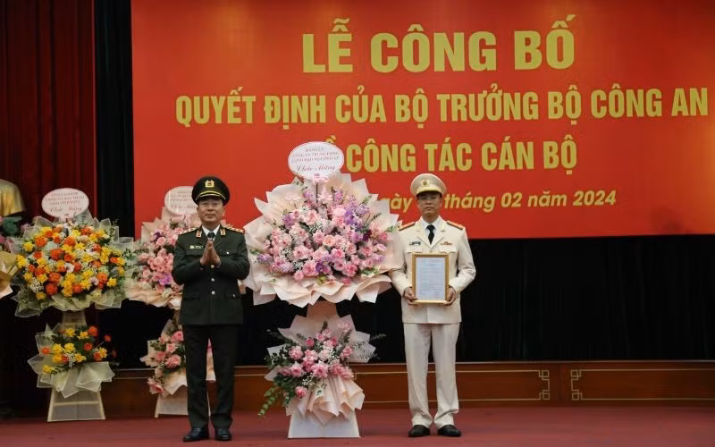 Chúc mừng Đại tá Thân Văn Hải nhiệm vụ mới, Thứ trưởng Bộ Công an Trần Quốc Tỏ đề nghị trên cương vị mới, Đại tá Hải tiếp tục phát huy năng lực, sở trường, kinh nghiệm công tác, hoàn thành xuất sắc nhiệm vụ được giao. (Ảnh Thượng tướng Trần Quốc Tỏ trao quyết định điều động và bổ nhiệm Đại tá Thân Văn Hải).