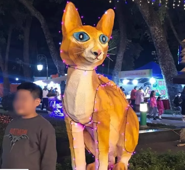 Không chỉ năm nay, các năm trước nhiều linh vật được tạo hình cũng khiến nhiều người buồn cười. Mèo ở công viên Thống Nhất, Hà Nội mang khuôn mặt ngơ ngác. 