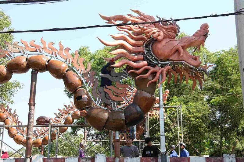 Hình ảnh linh vật rồng uốn lượn như đang bay trên đầu đường Hồ Văn Cổng, thành phố Thủ Dầu Một, Bình Dương đang tạo nên sự tò mò đối với người dân. Chất liệu làm nên linh vật này là từ những chiếc lu đựng nước dân dã vừa mang nét đẹp thân thuộc vừa tạo nên sự độc đáo cho tác phẩm. Được biết, mỗi con rồng có chiều dài 29m, mình rồng được lắp ghép từ 40 chiếc lu sành lớn nhỏ, riêng đầu rồng thực hiện từ chất liệu composite. Tuy nhiên, nhiều người khi nhìn thấy cảm thấy nực cười vì thân rồng giông thân của con rết. 
