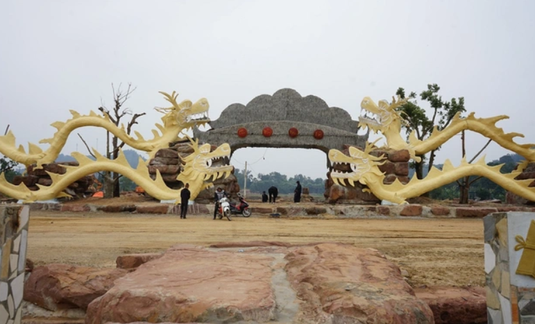 Những linh vật rồng trên được đặt trong khuôn viên vui chơi giải trí của một doanh nghiệp ở xã Tiên Trang, huyện Quảng Xương, tỉnh Thanh Hóa. Sau khi hình ảnh những linh vật rồng xuất hiện, đăng tải trên một số trang mạng xã hội đã gây &#34;bão&#34; mạng. Đại đa số cho rằng linh vật rồng được tạo hình trông xấu khi nó có thân hình không cân đối nhìn giống như thân hình một con lươn, trong khi đầu rồng trông thô, đuôi rồng nhìn như đuôi cá hố (một loại cá biển). 